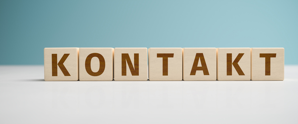 'Kontakt' auf Würfelnd geschrieben. / iStock/aprott 'Kontakt' auf Würfelnd geschrieben.