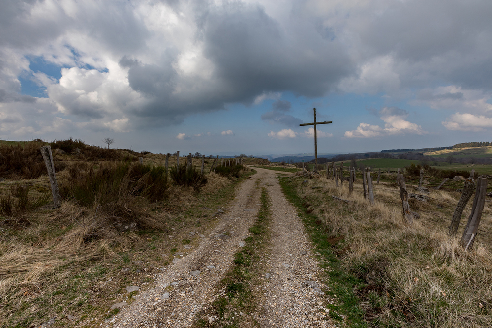 Kreuz am Jakobsweg über Frankreich / iStock/Maarten Hoek, Maarten Hoek Kreuz am Jakobsweg über Frankreich